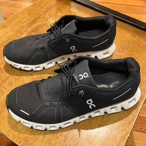 Women’s OnCloud tennis shoes black